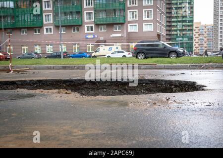 Saint Petersburg, Russia - Giugno 2019: foro in strada, l'asfalto è crollato a causa delle acque sotterranee in riparazione. Foto Stock