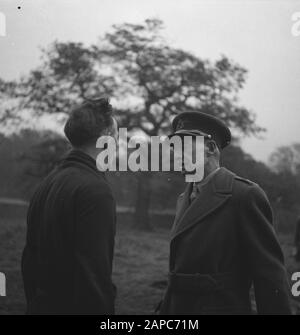 Army [Army] Anefo London Series Descrizione: 610 un generale britannico che parla con il P.T. Formazione fisica. Istruttore. Il Campo Dell'Esercito Olandese A Wolverhampton. Le autorità britanniche visitano il campo olandese. Un generale britannico parla con un insegnante di ginnastica Data: 1941 Località: Gran Bretagna Parole Chiave: Istruttori, esercito, ufficiali, Soldati, seconda guerra mondiale Foto Stock