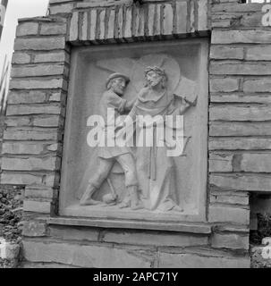 Mosella: Stations of the Cross at Kröv Descrizione: 5th strada della Croce: Simon di Cirene aiuta Gesù a portare la croce Annotazione: Scultore: Agosto Lebenstedt (1905-) Data: 1960 luogo: Germania, Kröv, Renania- Palatinato, Germania occidentale Parole Chiave: Sculture, arte religiosa Foto Stock