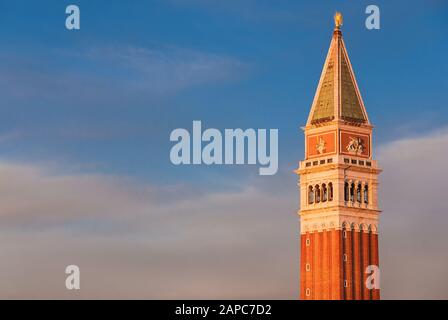 Susnet vista del campanile di San Marco a Venezia tra le nuvole (con spazio copia) Foto Stock