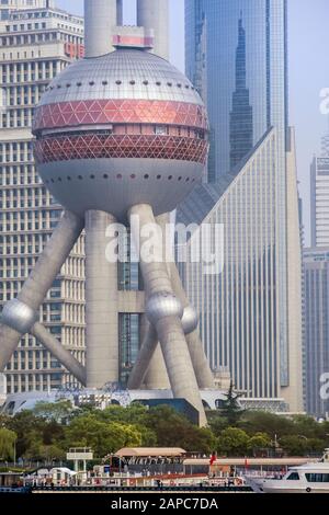 Vista della Torre Oriental Pearl TV e del quartiere finanziario centrale di Shanghai (Pudong) Foto Stock