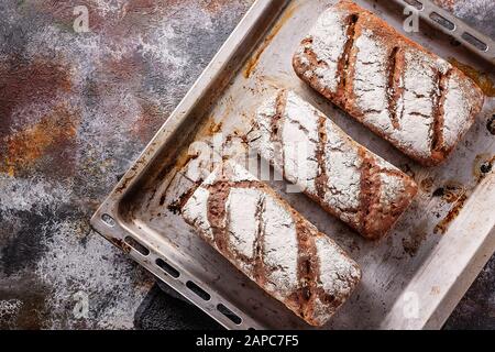 Vista dall'alto pane appena sfornato con semi di girasole e zucca. Pane cotto. Foto Stock