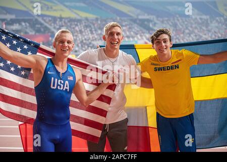 Doha - QATAR - 0CT 1: Sam Kendricks (USA), Piotr Lisek (POL) e Armand Duplantis (Svezia) festeggiano dopo aver gareggiato nella finale di Men's Pole Vault Foto Stock