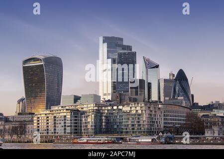 Il CBD di Londra con il Walkie Talkie, il Gherkin e Il recentemente completato Ventidue edificio, il piu' alto nel quartiere finanziario della Citta' di Londra Foto Stock