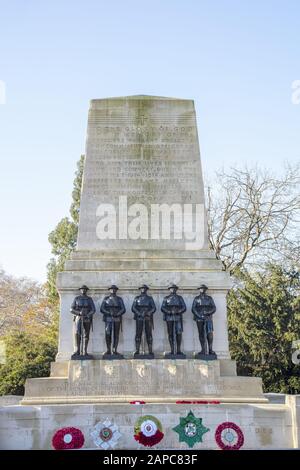 Il Memoriale della Guardia con statue di soldati dei reggimenti della Guardia a piedi morti nella prima guerra mondiale, scolpiti da Gilbert Ledward, St James Park, Londra, Regno Unito Foto Stock