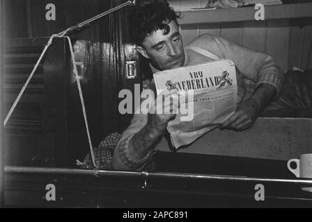Mn [Merchant Navy]/Anefo London Series Descrizione: [A bordo di un peschereccio olandese] Annotazioni: Il membro dell'equipaggio legge Free Netherlands Data: Ottobre 1943 Località: Gran Bretagna Parole Chiave: Equipaggio, flotte mercantili, marina, rimorchi, seconda guerra mondiale Foto Stock
