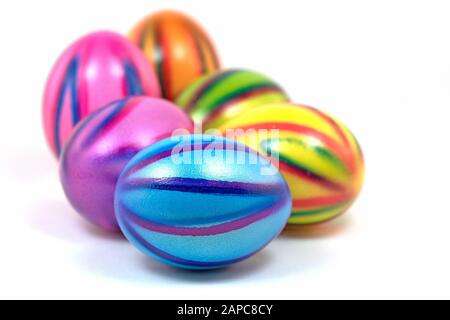 Colorate uova di pasqua su sfondo bianco Foto Stock