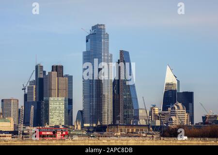 Un autobus che attraversa il ponte di Waterloo con lo skyline della City of London con Il nuovo edificio Bishopsgate Twenty Two Foto Stock