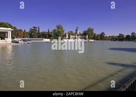 Gite in barca sul lago presso il monumento commemorativo del Re Alfonso XII nel Parco del Retiro di Madrid, Spagna Foto Stock