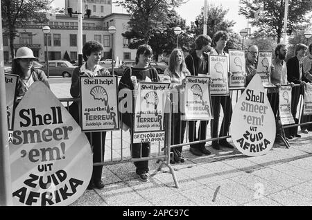 Assemblea Degli Azionisti Kon. Oh, Ned. Shell in Congresgebouw; dimostrazione per la costruzione di congressi da parte di persone che vogliono il boicottaggio del petrolio contro il Sudafrica/Data: 19 maggio 1982 luogo: L'Aia, Sudafrica Parole Chiave: Dimostrazione, OLEBOYCOT Foto Stock