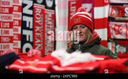 Merce in vendita fuori terra davanti alla partita Sky Bet Championship al City Ground, Nottingham. Foto Stock