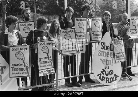 Assemblea Degli Azionisti Kon. Oh, Ned. Shell; dimostrazione per la costruzione di congressi da parte di persone che vogliono un boicottaggio petrolifero contro il Sudafrica Data: 19 maggio 1982 luogo: L'Aia, Sudafrica Parole Chiave: Dimostrazione, OLEBOYCOT Nome dell'istituzione: Congresbuilding Foto Stock