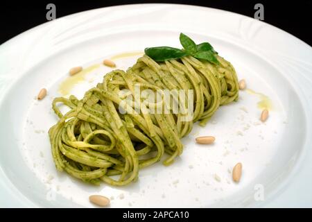 Ricette di cucina italiana, la pasta tradizionale con pesto alla genovese salsa Foto Stock