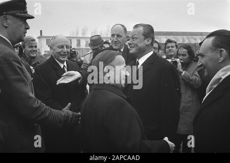 Arrivo Cancelliere Willy Brandt Della Germania A Ypenburg. Arrivo Willy Brandt. Scheel, Luns, Brandt e in primo piano De Jong Data: 1 dicembre 1969 Parole Chiave: Arrivi Nome personale: Cancelliere federale Willy Brandt Foto Stock