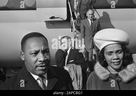 Arrivo vicario e attivista per i diritti civili Martin Luther King e moglie a Schiphol Descrizione: Arrivo e partenza, diritti umani, aereo, Scott-King, Coretta Data: 20 ottobre 1965 luogo: Noord-Holland, Schiphol Parole Chiave: Arrivo e partenza, diritti umani, aereo Nome personale: King, Martin Luther, Scott-King, Coretta Foto Stock