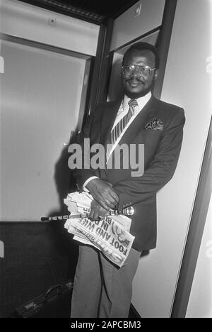 Arrivo a Schiphol dal capo Mangosuthu Gatsha Buthelezi, leader di Zulu (Sudafrica) e presidente del Partito libertà Inkatha Descrizione: Arrivo e partenza, politici, ritratti, Buthelezi, Mangosuthu Data : 10 giugno 1983 Località: Noord-Holland, Schiphol Parole Chiave: Arrivo e partenza, politici, ritratti Nome personale: Buthelezi, Gatsha, Butheleu, Manthelezi Foto Stock