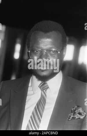 Arrivo a Schiphol dal capo Mangosuthu Gatsha Buthelezi, leader di Zulu (Sudafrica) e presidente del Partito libertà Inkatha Descrizione: Arrivo e partenza, politici, ritratti, Buthelezi, Mangosuthu Data : 10 giugno 1983 Località: Noord-Holland, Schiphol Parole Chiave: Arrivo e partenza, politici, ritratti Nome personale: Buthelezi, Gatsha, Butheleu, Manthelezi Foto Stock