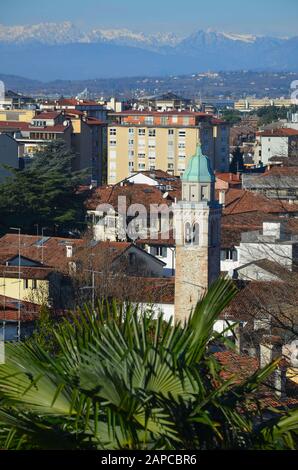 Udine in Friuli, Italia: Blick vom Schlosshügel auf die Stadt Foto Stock