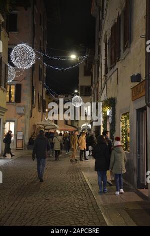 Udine in Friuli, Italia: Stadtzentrum bei Nacht mit Weihnachtsbeleuchtung Foto Stock