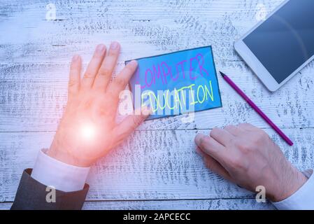 Testo di scrittura di testo Educazione Al Computer. Foto di affari che mostra guadagnare le conoscenze e le abilità di base per azionare i computer Tenere la nota di carta vicino a writ Foto Stock