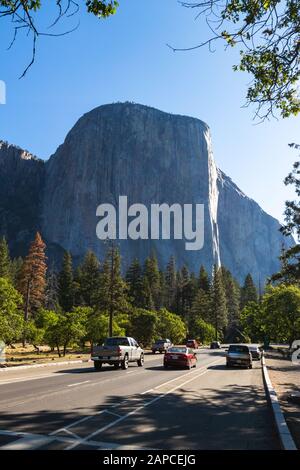 Yosemite Valley, California, Stati Uniti 12. Luglio 2019. L'iconico El Capitan dal basso durante la soleggiata giornata estiva. Yosemite Valley si trova in California Foto Stock