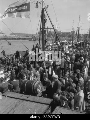 Arrivo nuovo Aringa a Scheveningen richiesto dal Noorderkroon, barili con aringa sono sbarcati Data: 22 maggio 1959 Foto Stock