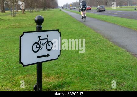 Una pista ciclabile nel Phoenix Park, Dublino. Foto Stock