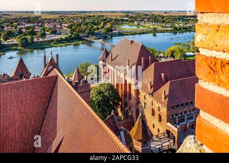 Malbork, Pomerania / Polonia - 2019/08/24: Veduta aerea del Palazzo dei grandi Maestri gotici nel Castello medievale dell'Ordine Teutonico di Malbork Foto Stock