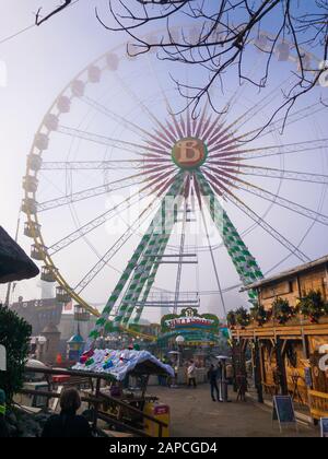 Rust, Germania - 01/06/2020: Ruota panoramica grande nel parco a tema 'Europa Park' nella stagione invernale fredda con un cielo nebbioso Foto Stock