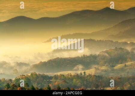 Nebbia mattutina e bagliore sulla valle nelle Smoky Mountains del North Carolina Foto Stock