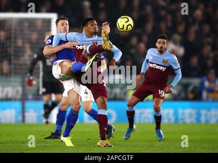 Jonny Evans di Leicester City (a sinistra) e la battaglia di Sebastien Haller del West Ham United durante la partita della Premier League al King Power Stadium di Leicester. Foto Stock