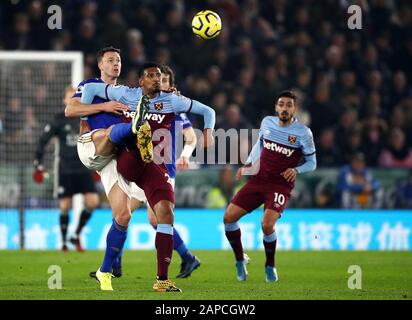 Jonny Evans di Leicester City (a sinistra) e la battaglia di Sebastien Haller del West Ham United durante la partita della Premier League al King Power Stadium di Leicester. Foto Stock