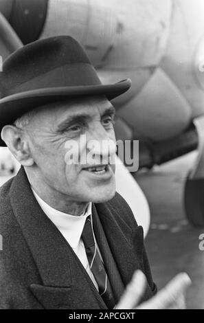 Arrivo al Sir Stanley Rous all'aeroporto di Schiphol. Jack Cramp Annotation: Invitato nei Paesi Bassi per la cena annuale della Società di Sport Friends de 144 Vedere la foto 918-9831 Data: 31 Marzo 1966 Località: Noord-Holland, Schiphol Parole Chiave: Aeroporti, presidenti Foto Stock