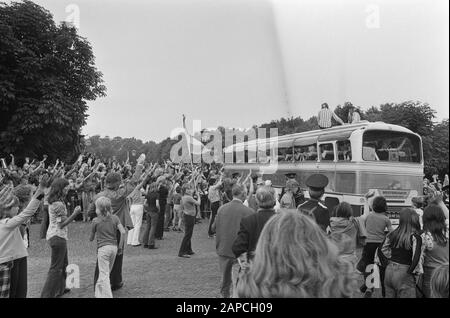 Queen Juliana riceve la squadra olandese Descrizione: Arrival player bus Data: 8 luglio 1974 Parole Chiave: Poster, squadre, regine, ricevute, sport, giocatori di calcio Foto Stock