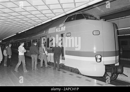 Prima prova su strada con il treno blu KLM sulla nuova linea Stazione Centrale di Amsterdam e Stazione di Schiphol Descrizione: Stazione di arrivo Schiphol Data: 14 aprile 1986 Località: Amsterdam, Noord-Holland Parole Chiave: Viaggi di prova, stazioni, treni Nome istituto: KLM Foto Stock