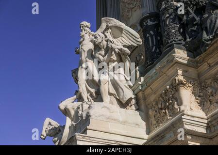 Una scultura d'angelo al memoriale del Re Alfonso XII nel Parco del Retiro a Madrid, Spagna Foto Stock