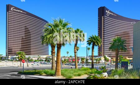 Las Vegas NV, 10-02-17 i lussuosi hotel Encore e Wynn sono due iconici grattacieli curvi sulla Las Vegas Strip Foto Stock