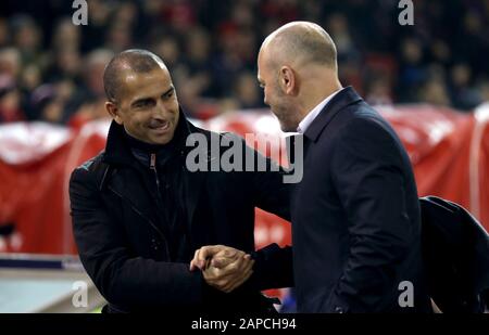 Il responsabile della foresta di Nottingham Sabri Lamouchi (a sinistra) e il Responsabile Della Lettura Mark Bowen davanti alla partita del campionato Sky Bet al City Ground, Nottingham. Foto Stock