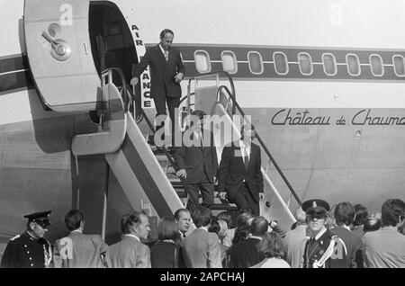 Arrivo equipaggio Transavia con Boeing 707 francese all'aeroporto di Schiphol; uomo con valigetta con armi sulle scale di volo Data: 19 settembre 1974 Parole Chiave: Armi, arrivi, scale di volo Nome istituto: Transavia Foto Stock