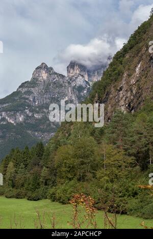 Vista dei Monti del Sole nelle Dolomiti Bellunesi dalla Val Cordevole, Sedico, provincia di Belluno, Veneto, Italia Foto Stock