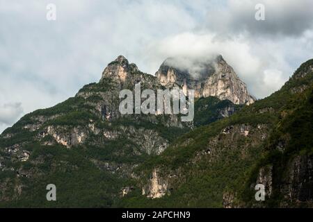 Veduta delle Dolomiti Bellunesi (la Spirlonga e il Coro coperto di nube) dalla frazione di la Stanga in Val Cordevole, Sedico, provincia di Belluno Foto Stock