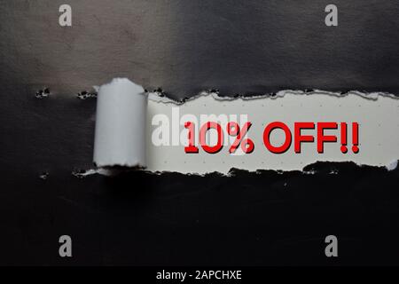 Primo piano testo 10% di sconto!! scrivere su carta strappata marrone Foto Stock