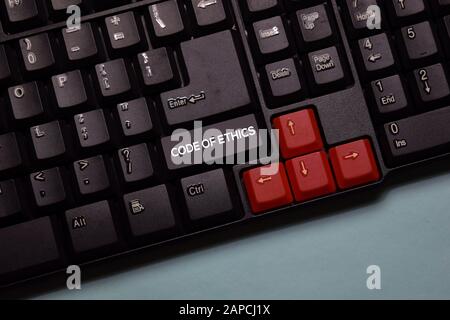 Codice Etico scrivere su tastiera isolata su sfondo portatile Foto Stock