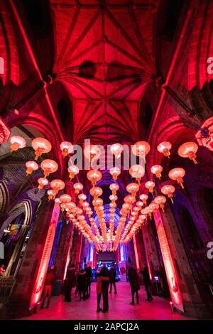 Edimburgo, Scozia, Regno Unito. 22 Gennaio 2020. Il festival EdinburghÕs Burns and Beyond presenta 400 lanterne rosse cinesi appese all'interno della cattedrale di St Giles, Edimburgo, per celebrare l'inizio delle celebrazioni del Capodanno cinese. Burns Night il Sabato 25 gennaio, coincide con il Capodanno cinese, date che non coincideranno di nuovo per altri 76 anni. Iain Masterton/Alamy Live News. Foto Stock