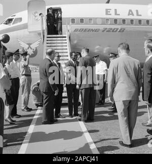 Israele: Aeroporto di Lydda (Lod) Descrizione: Arrivo di una delegazione straniera per Boeing 720 B della compagnia aerea El al: Vice primo Ministro Aba Eban (al centro, visto sul retro) preme il suo ospite, il Premier ugandese Milton Obote, mano Data: Non Data: Luogo: Israele, Aeroporto di Lod, Aeroporto di Lydda Parole Chiave: Arrivo e partenza, shake hands, aviazione, politici, aerei, aeroporti Nome personale: EBAN, Abba, Obote, Milton Foto Stock