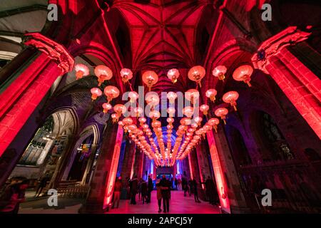 Edimburgo, Scozia, Regno Unito. 22 Gennaio 2020. Il festival EdinburghÕs Burns and Beyond presenta 400 lanterne rosse cinesi appese all'interno della cattedrale di St Giles, Edimburgo, per celebrare l'inizio delle celebrazioni del Capodanno cinese. Burns Night il Sabato 25 gennaio, coincide con il Capodanno cinese, date che non coincideranno di nuovo per altri 76 anni. Iain Masterton/Alamy Live News. Foto Stock