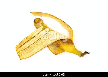 Buccia di banana gialla matura isolata su fondo bianco Foto Stock