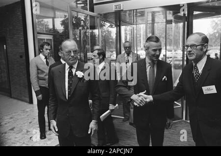 Discorso del Principe Bernhard alla conferenza monetaria internazionale del 1975 all'Hilton Hotel di Amsterdam Descrizione: Arrivo del Principe Bernhard Data: 10 Giugno 1975 posizione: Amsterdam, Noord-Holland Parole Chiave: Conferenze, alberghi, principi Nome personale: Bernhard, Prince (1911-2004) Foto Stock