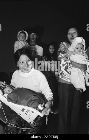 Arrivo dei rifugiati vietnamiti a Schiphol; data della famiglia: 23 settembre 1976 posizione: Vietnam Parole Chiave: REGUIDE Nome dell'istituzione: Schiphol Foto Stock