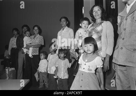 Arrivo dei rifugiati vietnamiti a Schiphol; data della famiglia: 23 settembre 1976 posizione: Vietnam Parole Chiave: REGUIDE Nome dell'istituzione: Schiphol Foto Stock